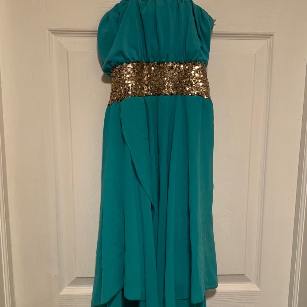 Beautiful High-Low Hem flowing blue 👗.